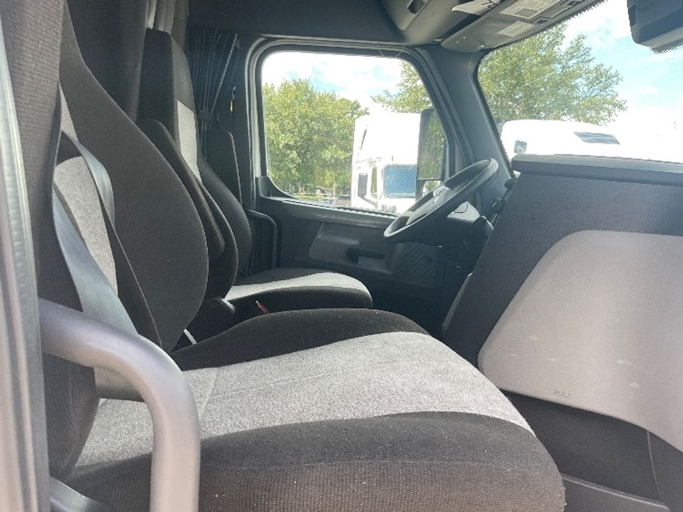 Sleeper Tractor-Heavy Duty Tractors-Freightliner-2021-T12664ST-Tampa-FL-554,236\n\t\tmiles-$ 60,750 - Image 15