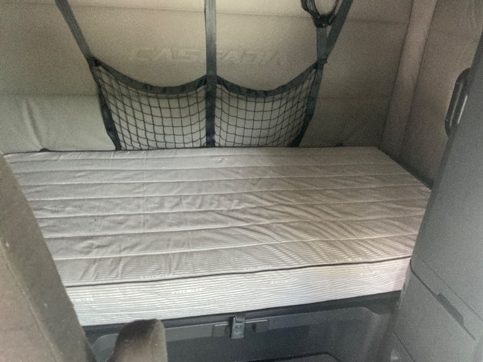 Sleeper Tractor-Heavy Duty Tractors-Freightliner-2021-T12664ST-Tampa-FL-554,236\n\t\tmiles-$ 60,750 - Image 16