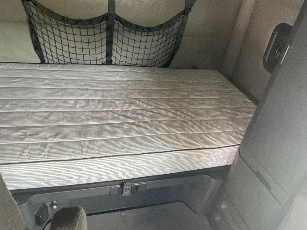 Sleeper Tractor-Heavy Duty Tractors-Freightliner-2021-T12664ST-Tampa-FL-554,236\n\t\tmiles-$ 60,750 - Image 17