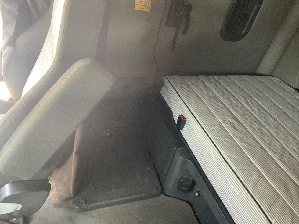 Sleeper Tractor-Heavy Duty Tractors-Freightliner-2021-T12664ST-Tampa-FL-554,236\n\t\tmiles-$ 60,750 - Image 18