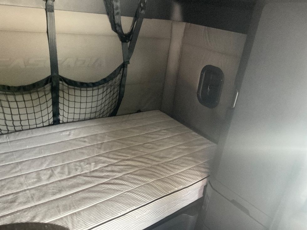 Sleeper Tractor-Heavy Duty Tractors-Freightliner-2021-T12664ST-Tampa-FL-554,236\n\t\tmiles-$ 60,750 - Image 19