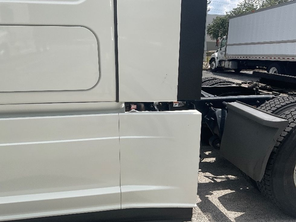 Sleeper Tractor-Heavy Duty Tractors-Freightliner-2021-T12664ST-Tampa-FL-554,236\n\t\tmiles-$ 60,750 - Image 22