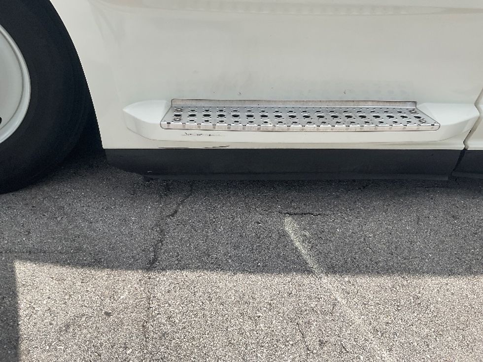 Sleeper Tractor-Heavy Duty Tractors-Freightliner-2021-T12664ST-Tampa-FL-554,236\n\t\tmiles-$ 60,750 - Image 24