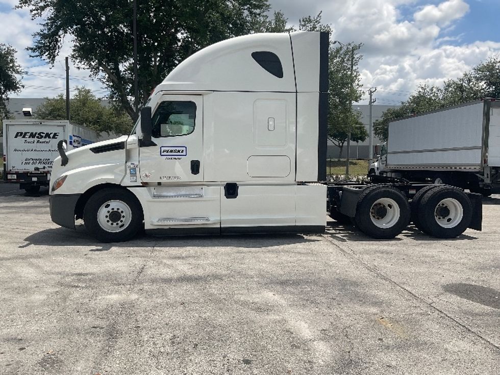 Sleeper Tractor-Heavy Duty Tractors-Freightliner-2021-T12664ST-Tampa-FL-554,236\n\t\tmiles-$ 60,750 - Image 4