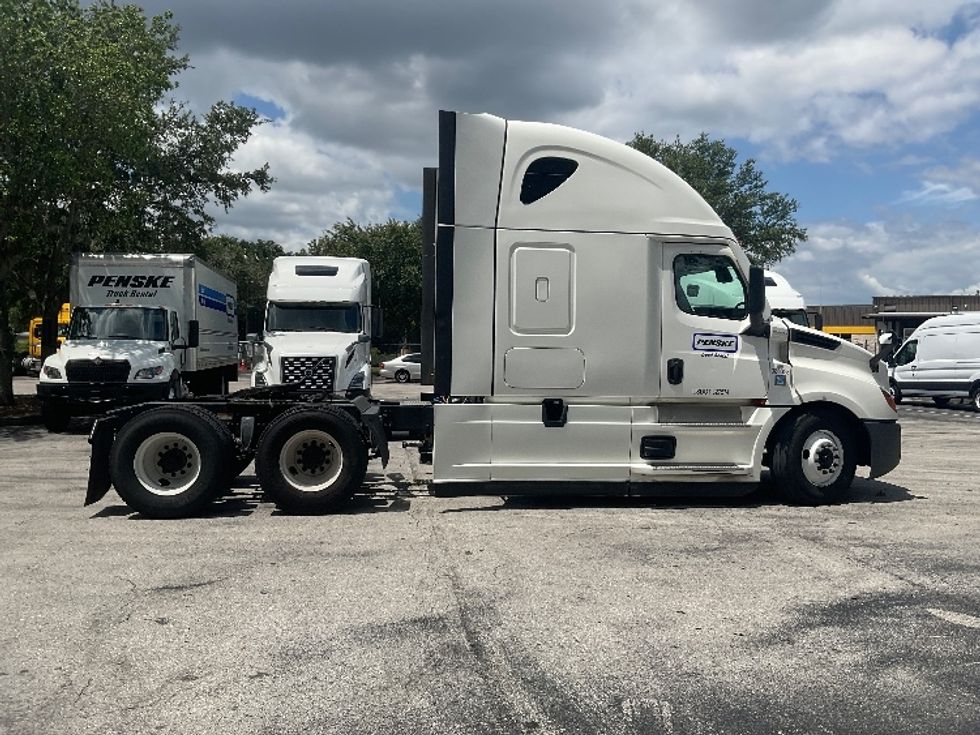 Sleeper Tractor-Heavy Duty Tractors-Freightliner-2021-T12664ST-Tampa-FL-554,236\n\t\tmiles-$ 60,750 - Image 8