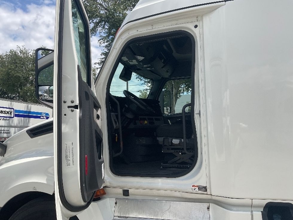 Sleeper Tractor-Heavy Duty Tractors-Freightliner-2021-T12664ST-Tampa-FL-554,236\n\t\tmiles-$ 60,750 - Image 9