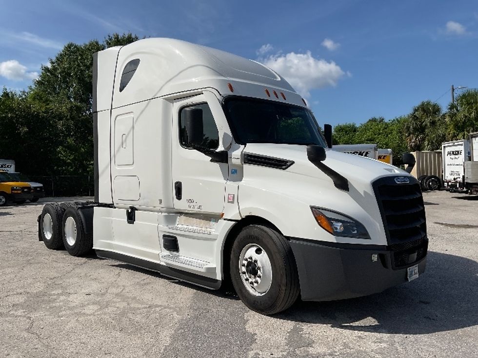Sleeper Tractor-Heavy Duty Tractors-Freightliner-2021-T12664ST-Tampa-FL-603,076\n\t\tmiles-$ 56,750 - Image 1