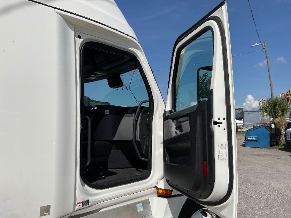 Sleeper Tractor-Heavy Duty Tractors-Freightliner-2021-T12664ST-Tampa-FL-603,076\n\t\tmiles-$ 56,750 - Image 13