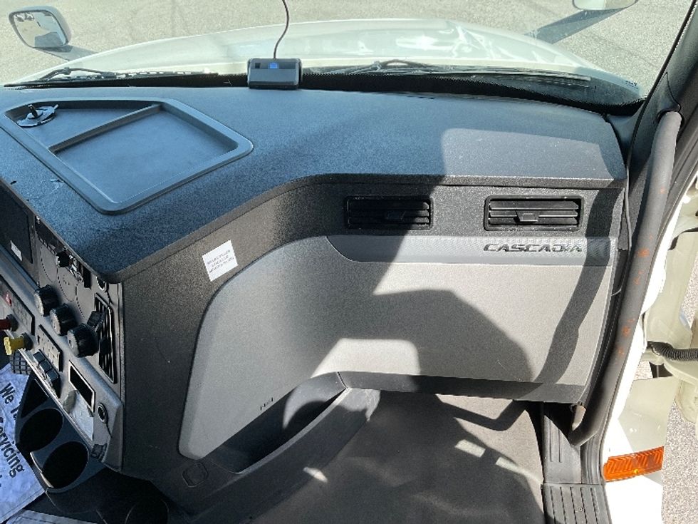 Sleeper Tractor-Heavy Duty Tractors-Freightliner-2021-T12664ST-Tampa-FL-603,076\n\t\tmiles-$ 56,750 - Image 14