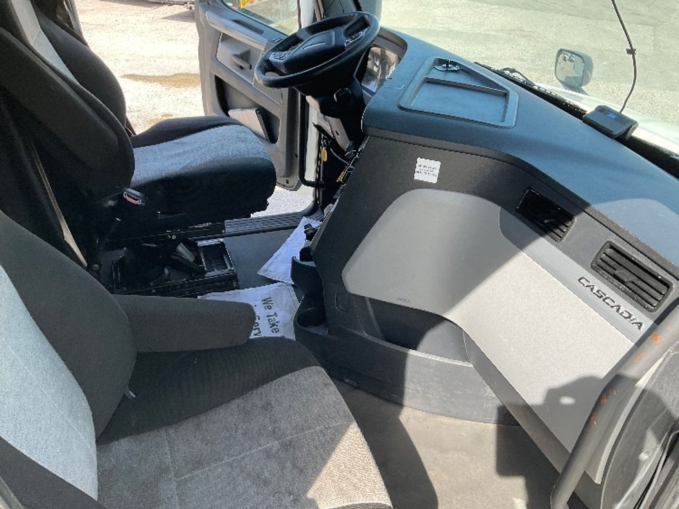 Sleeper Tractor-Heavy Duty Tractors-Freightliner-2021-T12664ST-Tampa-FL-603,076\n\t\tmiles-$ 56,750 - Image 15