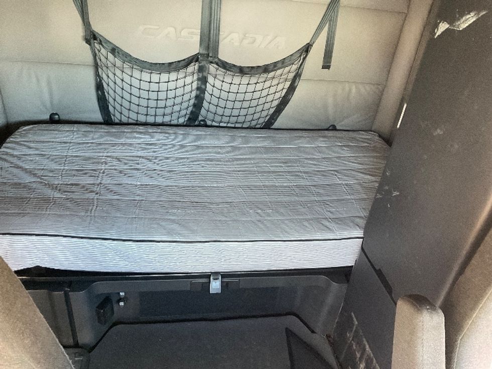 Sleeper Tractor-Heavy Duty Tractors-Freightliner-2021-T12664ST-Tampa-FL-603,076\n\t\tmiles-$ 56,750 - Image 16