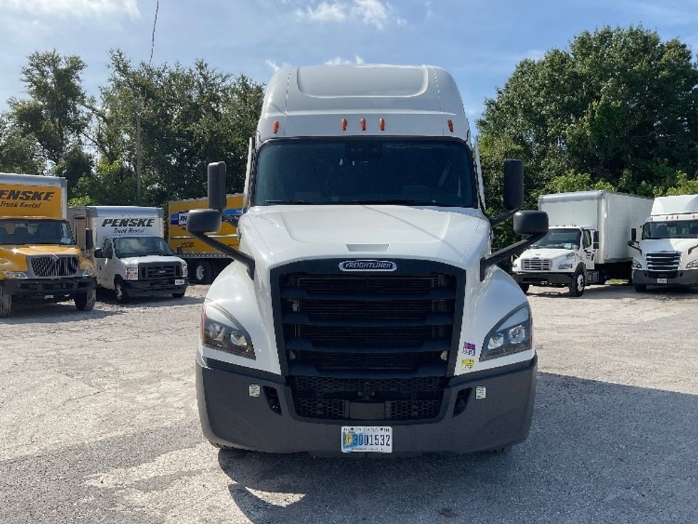 2021 Freightliner Cascadia 126" Sleeper Cab photo 2