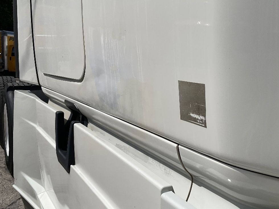 Sleeper Tractor-Heavy Duty Tractors-Freightliner-2021-T12664ST-Tampa-FL-603,076\n\t\tmiles-$ 56,750 - Image 27