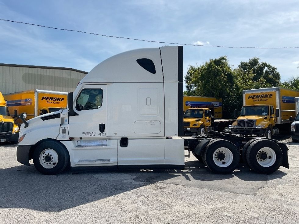 2021 Freightliner Cascadia 126" Sleeper Cab photo 4