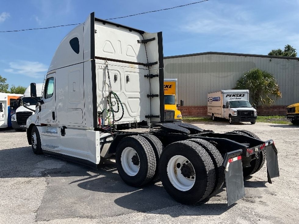 Sleeper Tractor-Heavy Duty Tractors-Freightliner-2021-T12664ST-Tampa-FL-603,076\n\t\tmiles-$ 56,750 - Image 5