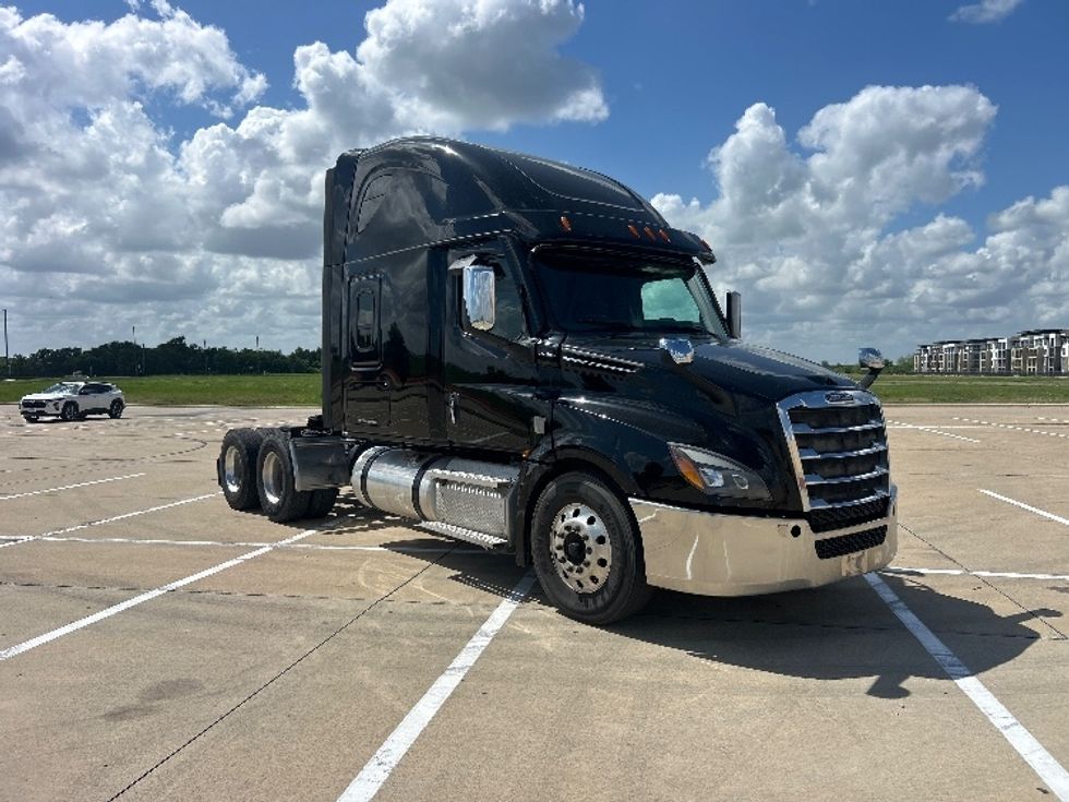 Sleeper Tractor-Heavy Duty Tractors-Freightliner-2021-T12664ST-Terrell-TX-496,463\n\t\tmiles-$ 64,750 - Image 1