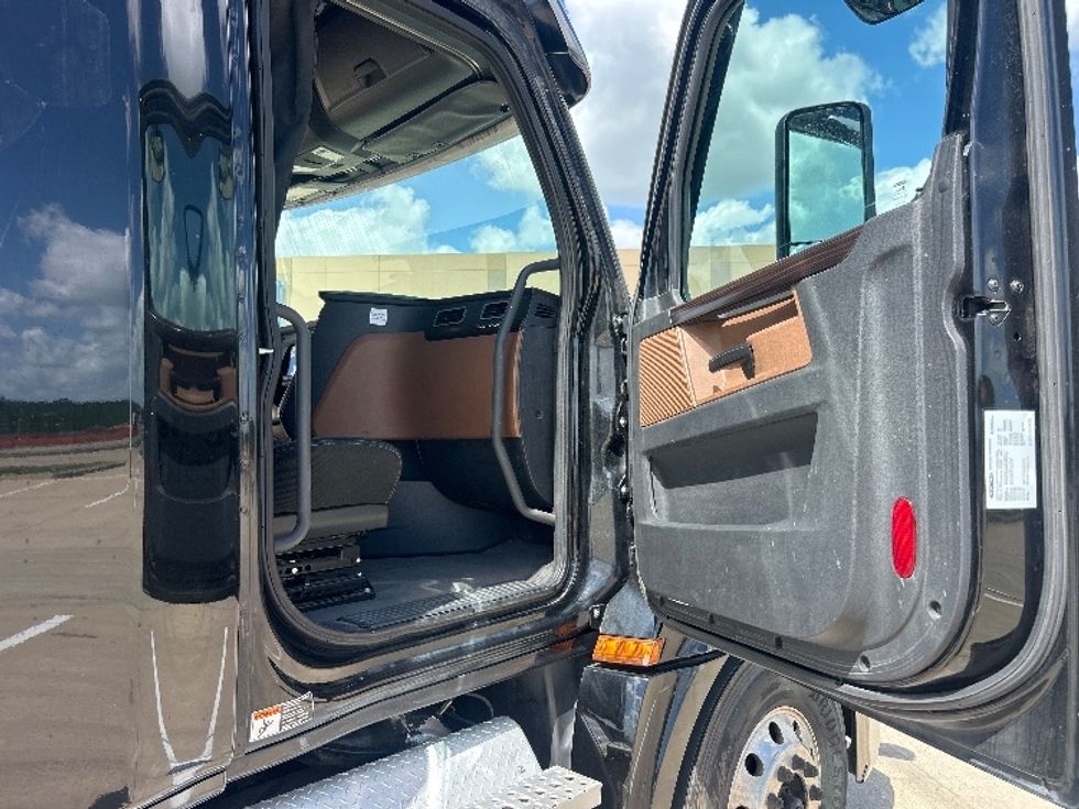 Sleeper Tractor-Heavy Duty Tractors-Freightliner-2021-T12664ST-Terrell-TX-496,463\n\t\tmiles-$ 64,750 - Image 13