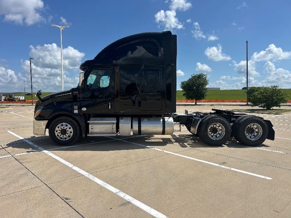 Sleeper Tractor-Heavy Duty Tractors-Freightliner-2021-T12664ST-Terrell-TX-496,463\n\t\tmiles-$ 64,750 - Image 4