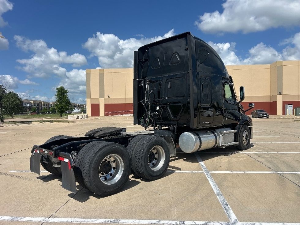 Sleeper Tractor-Heavy Duty Tractors-Freightliner-2021-T12664ST-Terrell-TX-496,463\n\t\tmiles-$ 64,750 - Image 7