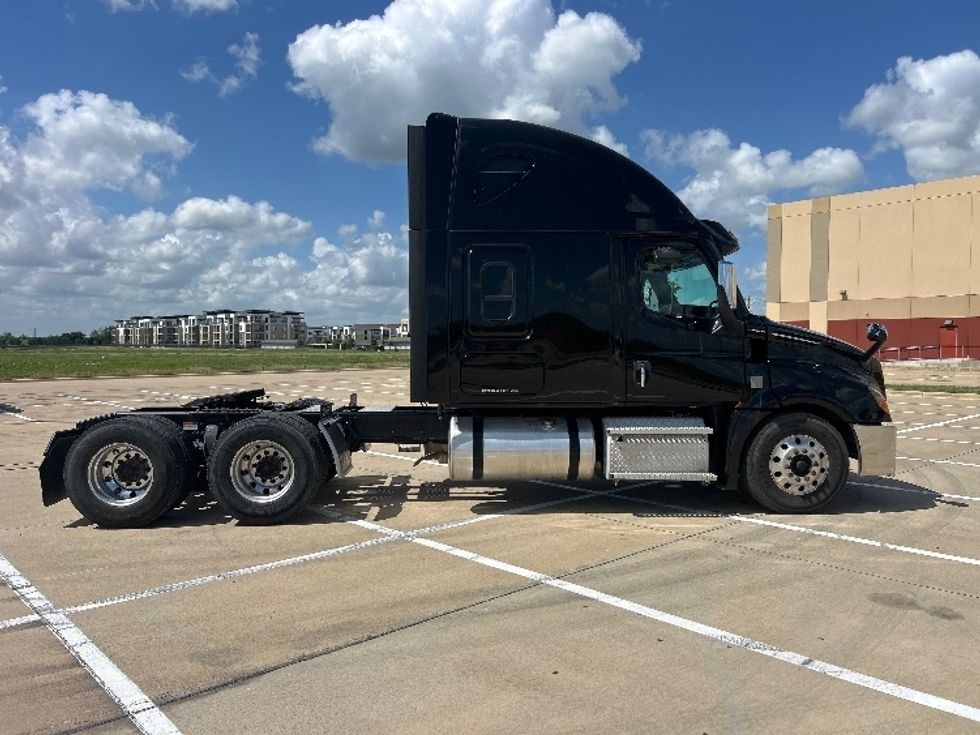Sleeper Tractor-Heavy Duty Tractors-Freightliner-2021-T12664ST-Terrell-TX-496,463\n\t\tmiles-$ 64,750 - Image 8
