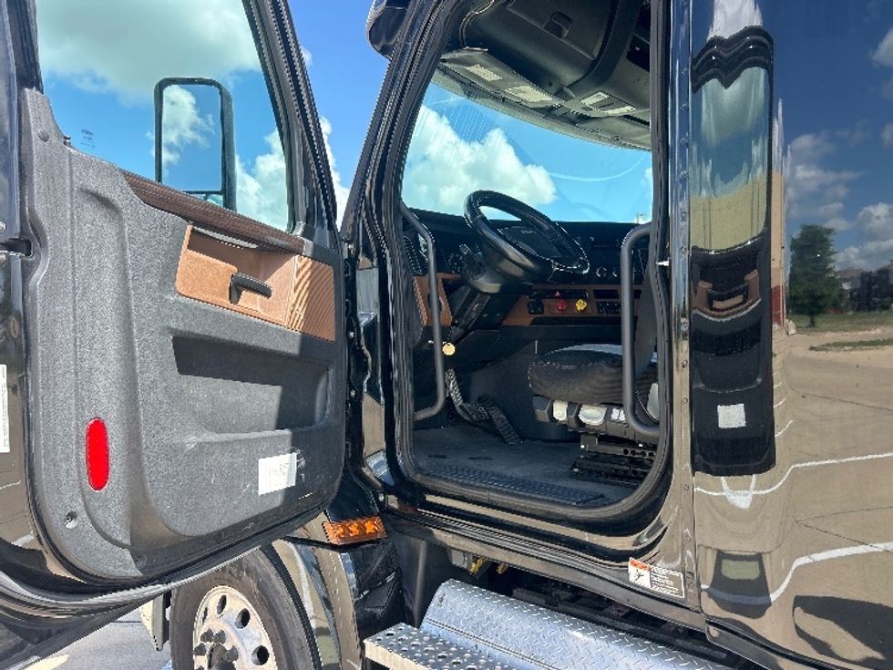 Sleeper Tractor-Heavy Duty Tractors-Freightliner-2021-T12664ST-Terrell-TX-496,463\n\t\tmiles-$ 64,750 - Image 9