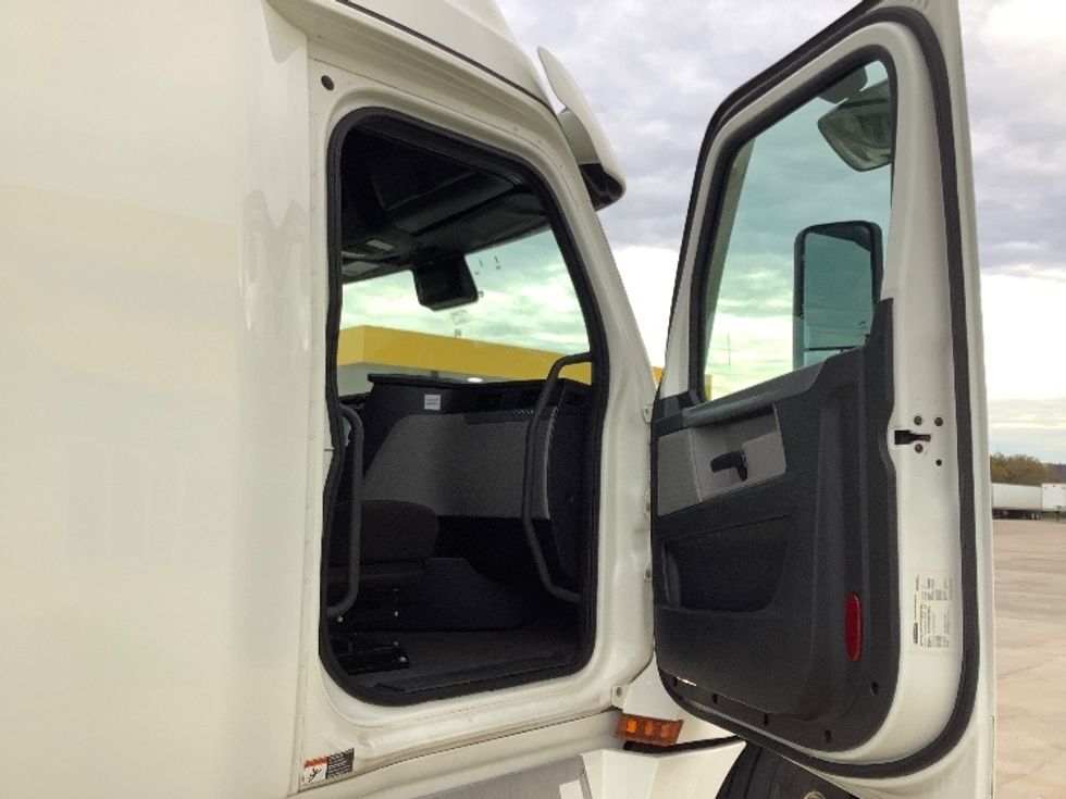 Sleeper Tractor-Heavy Duty Tractors-Freightliner-2021-T12664ST-Torrance-CA-542,463\n\t\tmiles-$ 78,000 - Image 13