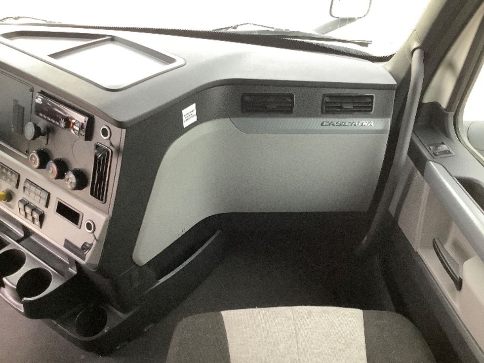 Sleeper Tractor-Heavy Duty Tractors-Freightliner-2021-T12664ST-Torrance-CA-542,463\n\t\tmiles-$ 78,000 - Image 14