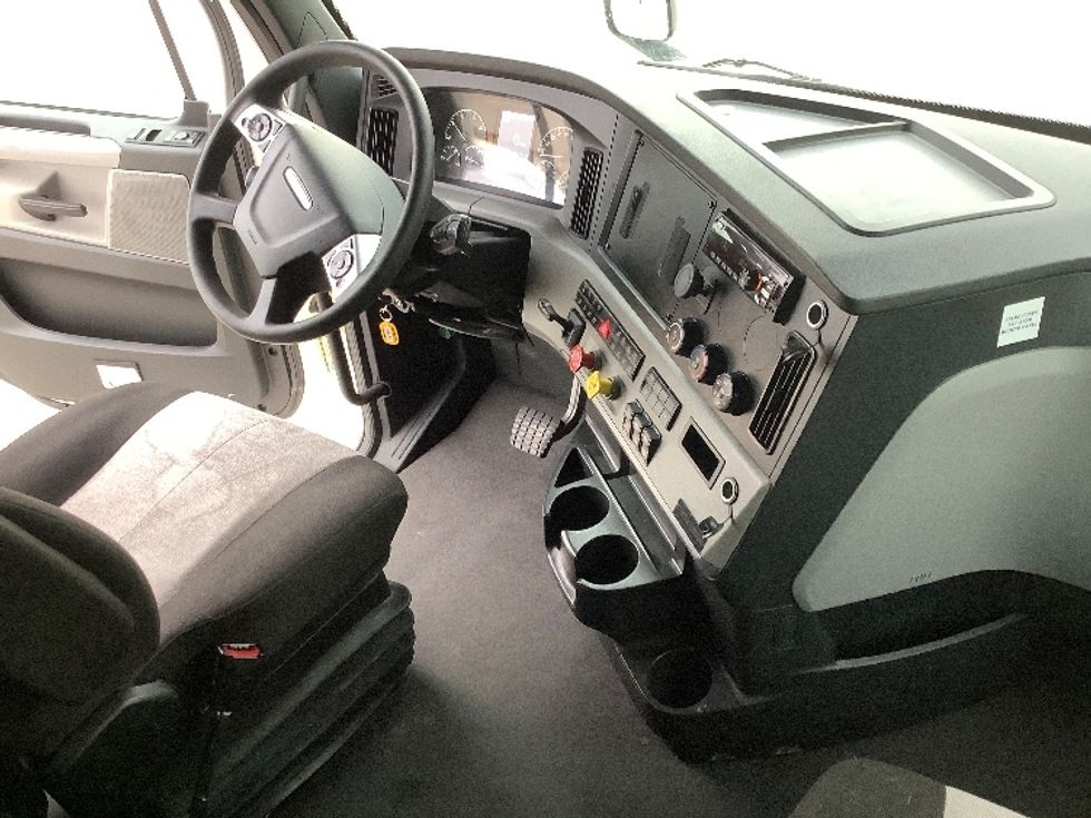 Sleeper Tractor-Heavy Duty Tractors-Freightliner-2021-T12664ST-Torrance-CA-542,463\n\t\tmiles-$ 78,000 - Image 15