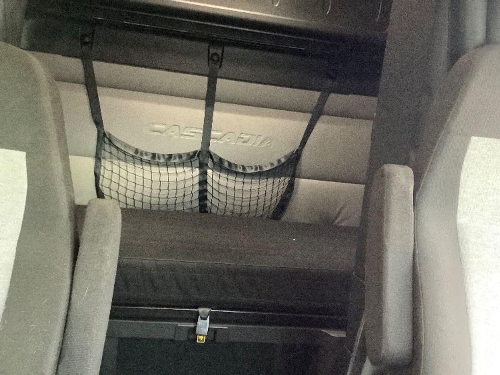 Sleeper Tractor-Heavy Duty Tractors-Freightliner-2021-T12664ST-Torrance-CA-542,463\n\t\tmiles-$ 78,000 - Image 16