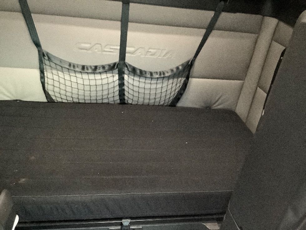 Sleeper Tractor-Heavy Duty Tractors-Freightliner-2021-T12664ST-Torrance-CA-542,463\n\t\tmiles-$ 78,000 - Image 17