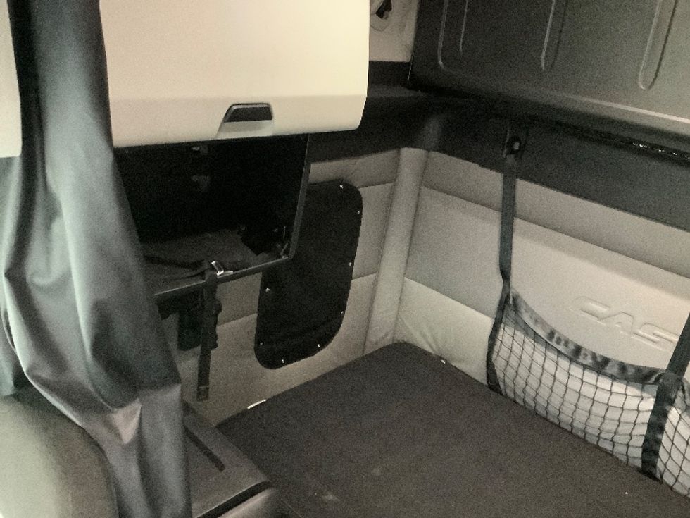 Sleeper Tractor-Heavy Duty Tractors-Freightliner-2021-T12664ST-Torrance-CA-542,463\n\t\tmiles-$ 78,000 - Image 19