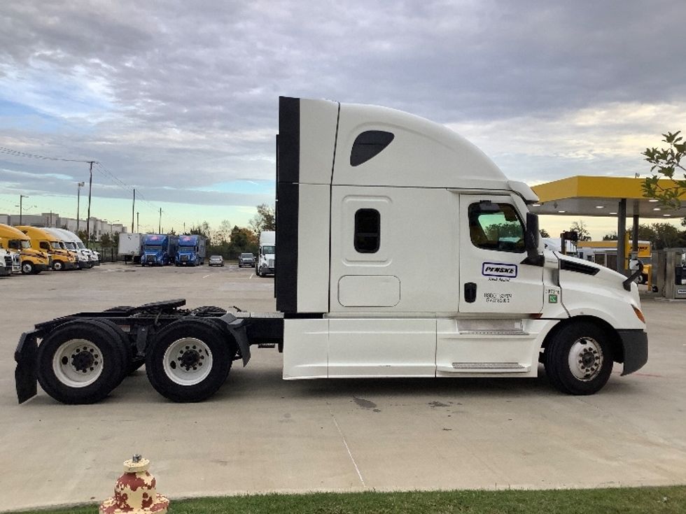 Sleeper Tractor-Heavy Duty Tractors-Freightliner-2021-T12664ST-Torrance-CA-542,463\n\t\tmiles-$ 78,000 - Image 8