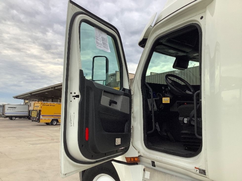 Sleeper Tractor-Heavy Duty Tractors-Freightliner-2021-T12664ST-Torrance-CA-542,463\n\t\tmiles-$ 78,000 - Image 9