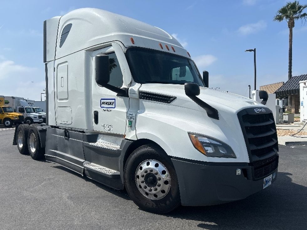 Sleeper Tractor-Heavy Duty Tractors-Freightliner-2021-T12664ST-Torrance-CA-546,711\n\t\tmiles-$ 61,000 - Image 1
