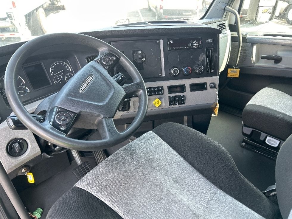 Sleeper Tractor-Heavy Duty Tractors-Freightliner-2021-T12664ST-Torrance-CA-546,711\n\t\tmiles-$ 61,000 - Image 10