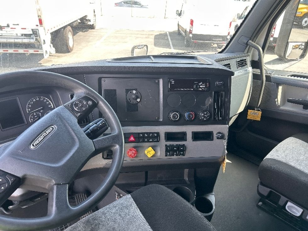Sleeper Tractor-Heavy Duty Tractors-Freightliner-2021-T12664ST-Torrance-CA-546,711\n\t\tmiles-$ 61,000 - Image 11