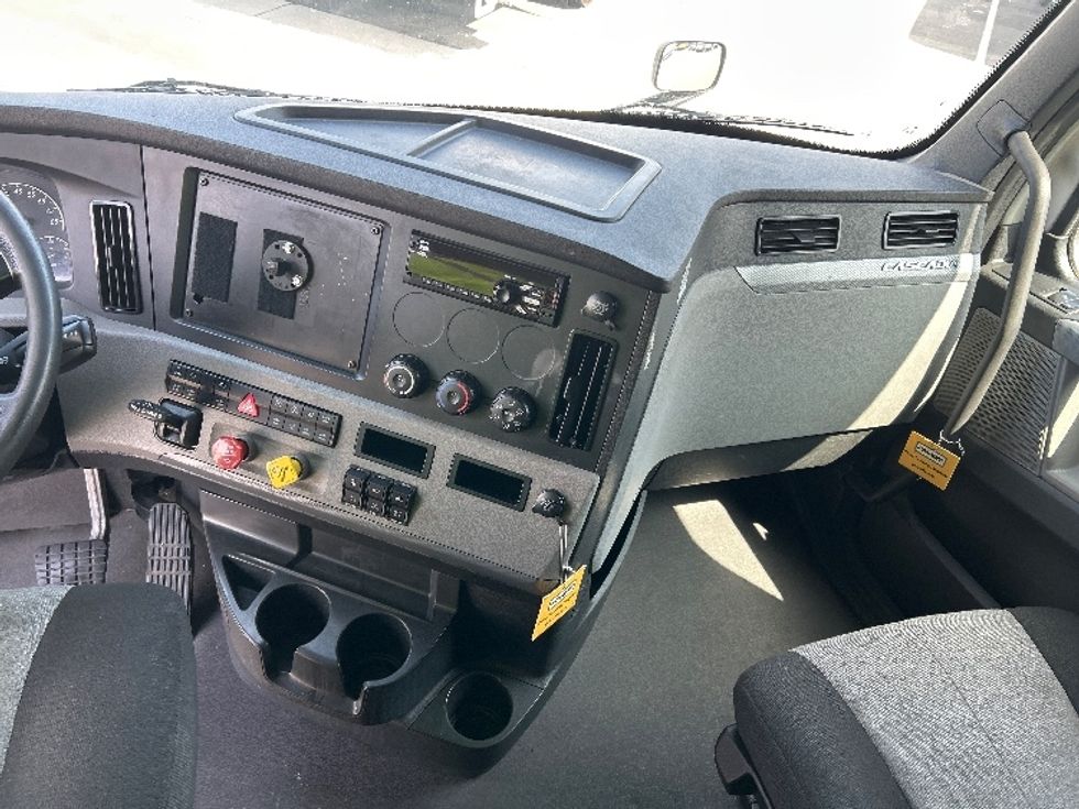 Sleeper Tractor-Heavy Duty Tractors-Freightliner-2021-T12664ST-Torrance-CA-546,711\n\t\tmiles-$ 61,000 - Image 12