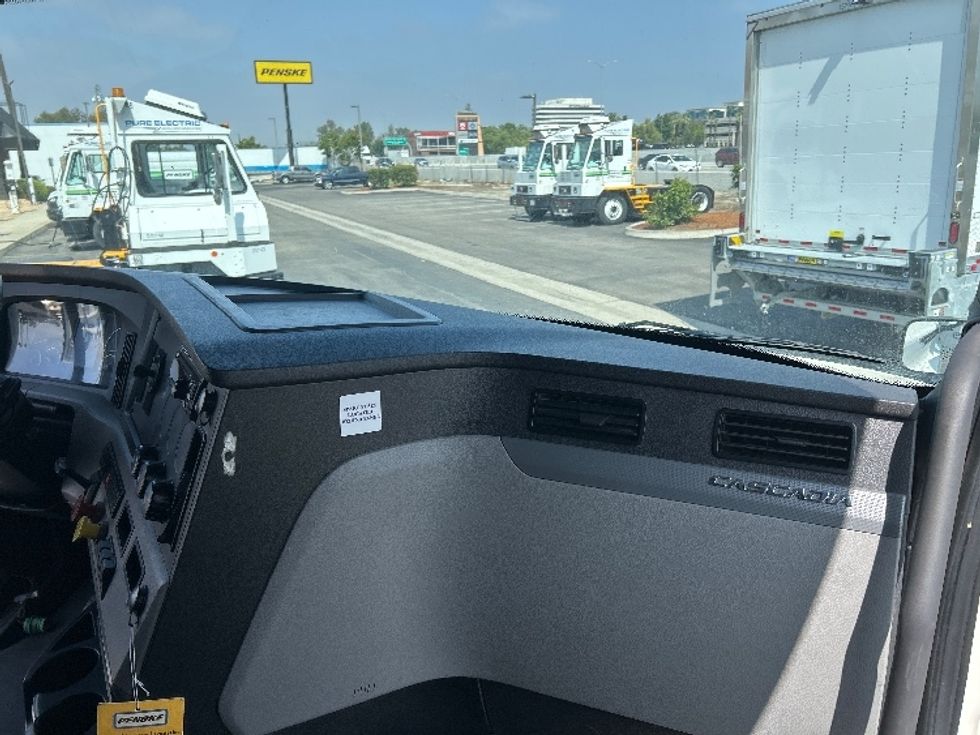 Sleeper Tractor-Heavy Duty Tractors-Freightliner-2021-T12664ST-Torrance-CA-546,711\n\t\tmiles-$ 61,000 - Image 14