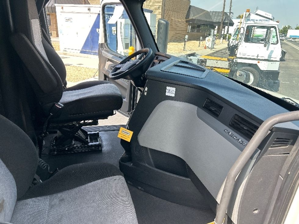 Sleeper Tractor-Heavy Duty Tractors-Freightliner-2021-T12664ST-Torrance-CA-546,711\n\t\tmiles-$ 61,000 - Image 15