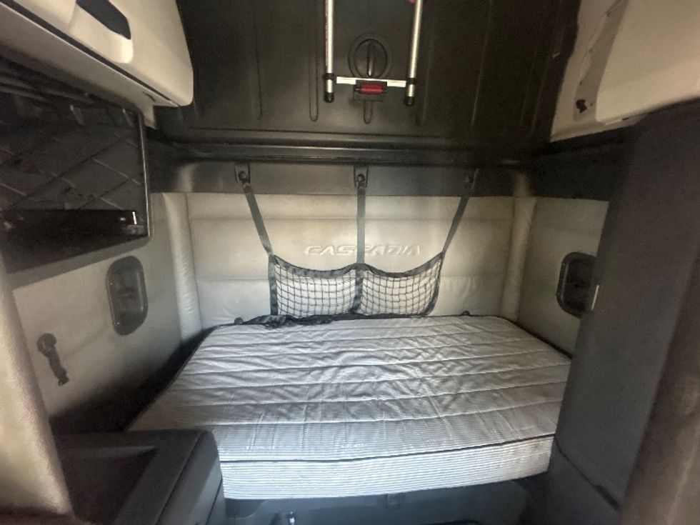 Sleeper Tractor-Heavy Duty Tractors-Freightliner-2021-T12664ST-Torrance-CA-546,711\n\t\tmiles-$ 61,000 - Image 16