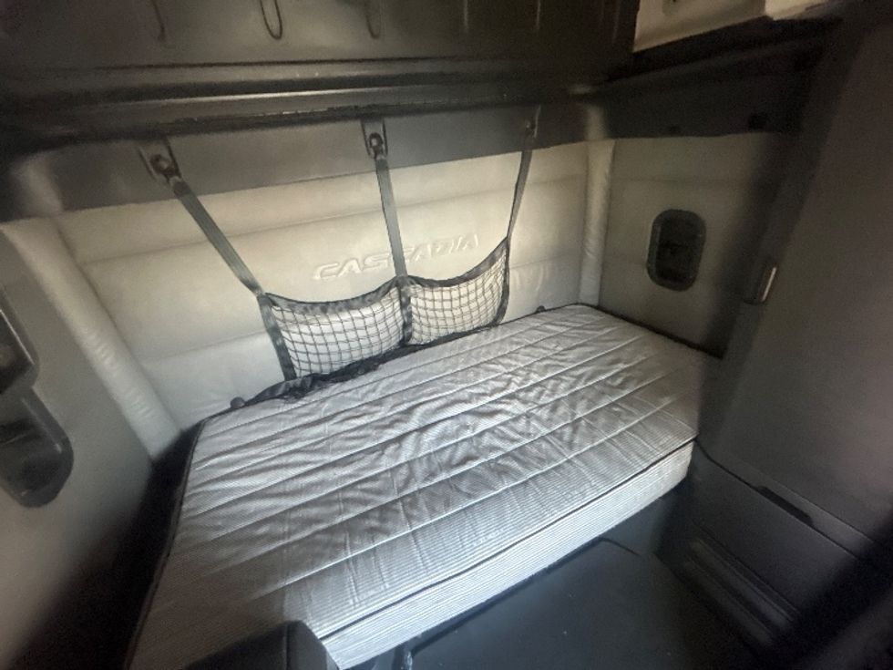 Sleeper Tractor-Heavy Duty Tractors-Freightliner-2021-T12664ST-Torrance-CA-546,711\n\t\tmiles-$ 61,000 - Image 17