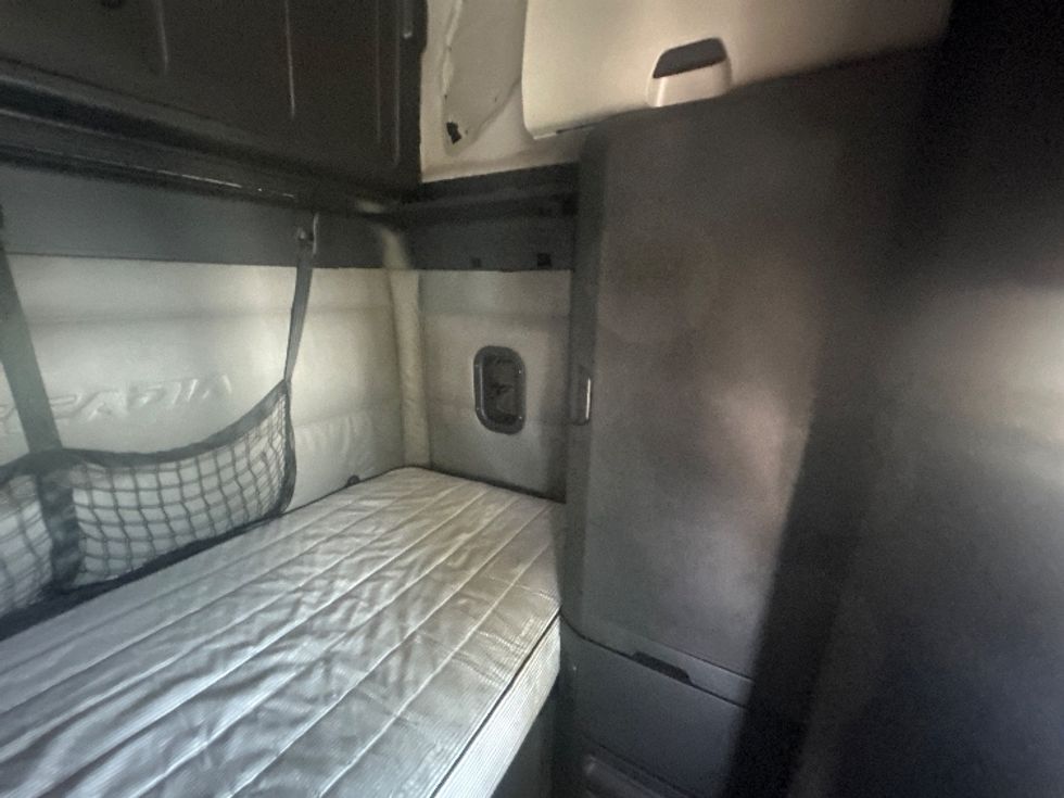 Sleeper Tractor-Heavy Duty Tractors-Freightliner-2021-T12664ST-Torrance-CA-546,711\n\t\tmiles-$ 61,000 - Image 18