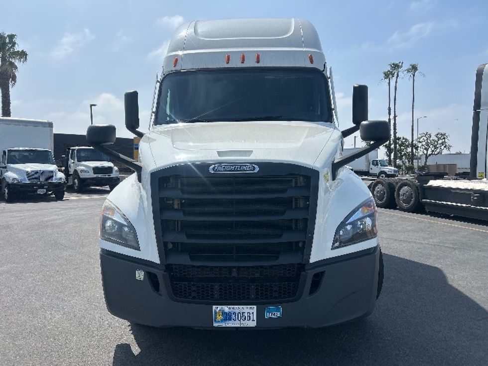 Sleeper Tractor-Heavy Duty Tractors-Freightliner-2021-T12664ST-Torrance-CA-546,711\n\t\tmiles-$ 61,000 - Image 2