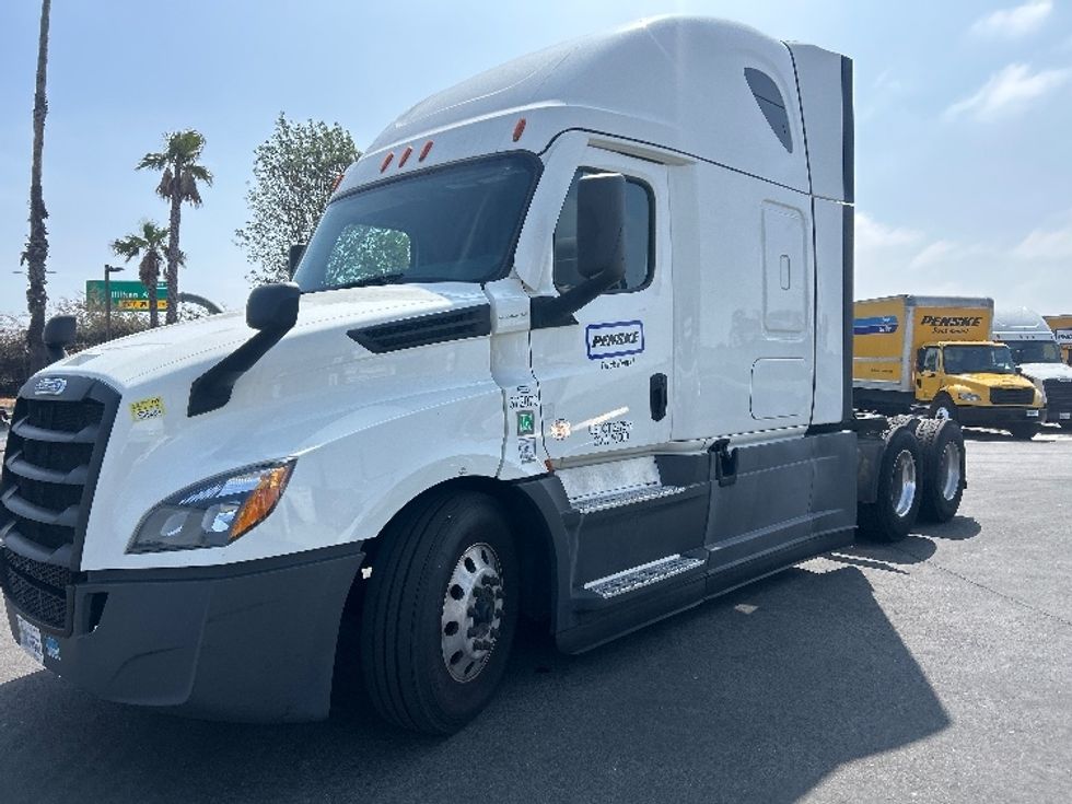 Sleeper Tractor-Heavy Duty Tractors-Freightliner-2021-T12664ST-Torrance-CA-546,711\n\t\tmiles-$ 61,000 - Image 3