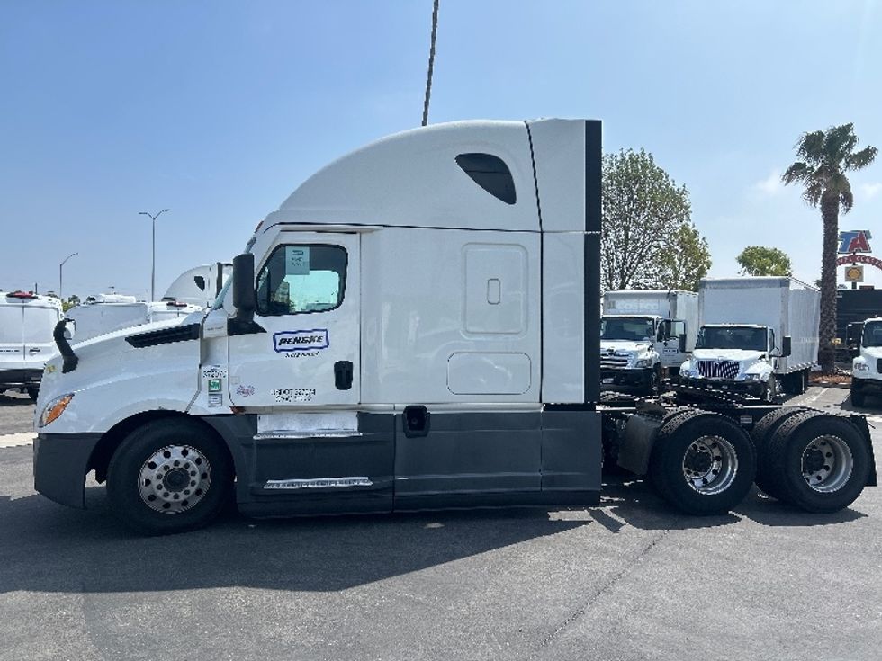 Sleeper Tractor-Heavy Duty Tractors-Freightliner-2021-T12664ST-Torrance-CA-546,711\n\t\tmiles-$ 61,000 - Image 4