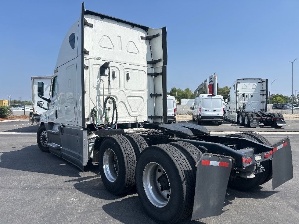 Sleeper Tractor-Heavy Duty Tractors-Freightliner-2021-T12664ST-Torrance-CA-546,711\n\t\tmiles-$ 61,000 - Image 5