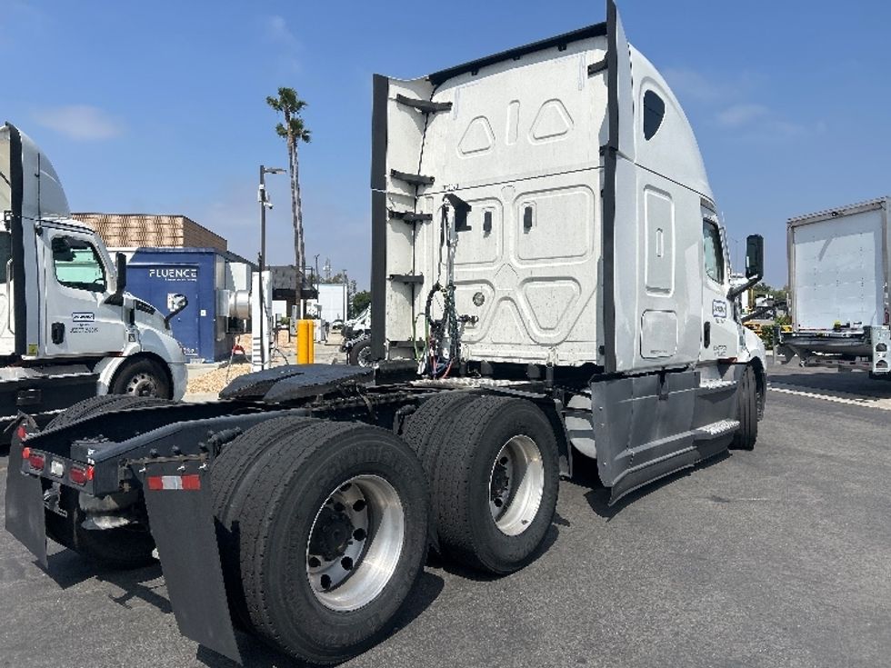 Sleeper Tractor-Heavy Duty Tractors-Freightliner-2021-T12664ST-Torrance-CA-546,711\n\t\tmiles-$ 61,000 - Image 7