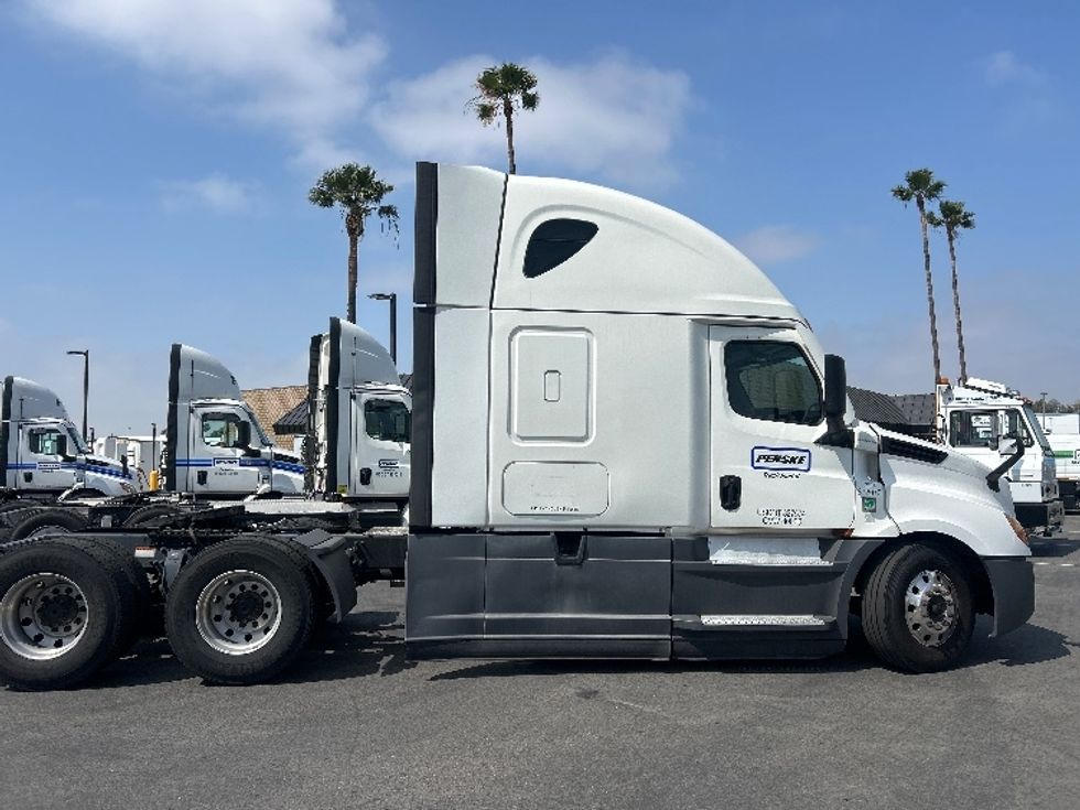 Sleeper Tractor-Heavy Duty Tractors-Freightliner-2021-T12664ST-Torrance-CA-546,711\n\t\tmiles-$ 61,000 - Image 8