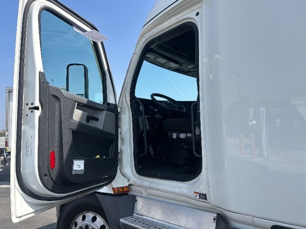 Sleeper Tractor-Heavy Duty Tractors-Freightliner-2021-T12664ST-Torrance-CA-546,711\n\t\tmiles-$ 61,000 - Image 9