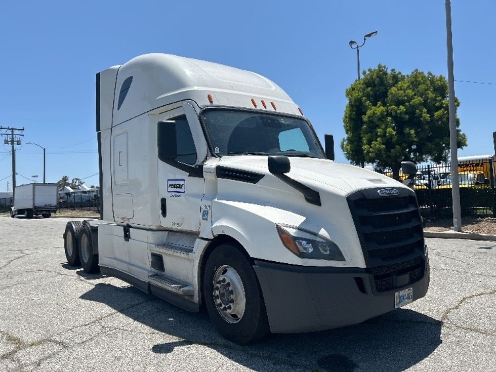 Sleeper Tractor-Heavy Duty Tractors-Freightliner-2021-T12664ST-Torrance-CA-595,232\n\t\tmiles-$ 64,250 - Image 1